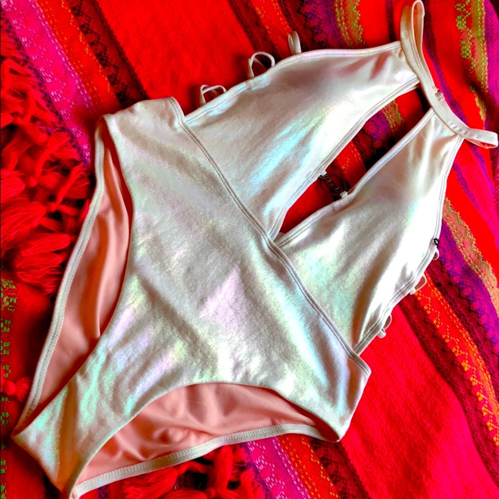 NEW XOXO IRIDESCENT Super SEXY 🔥 swimsuit.